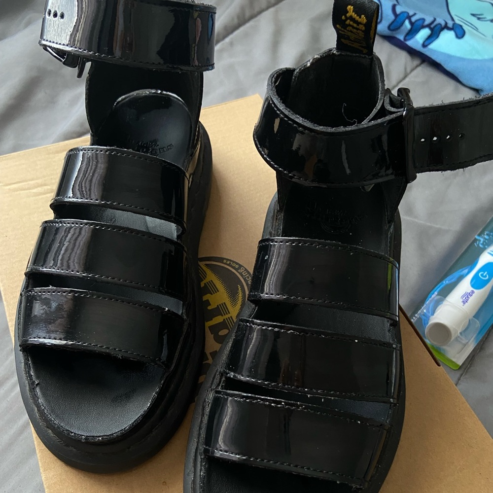 Just some dust on them practically new not worn doesn’t come with the box 📦